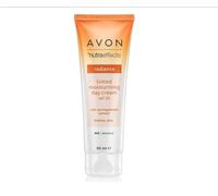 Avon Nutra Effects Radiance Crème de jour hydratante teintée SPF20, 50 ml, infusée d'extrait de grenade pour une peau radieuse, un éclat d'apparence saine, sans cruauté envers les animaux