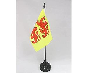 AZ FLAG Drapeau de Table Hautes-Pyrénées 15x10 cm Socle Plastique | Usage intérieur Drapeau de bureau du département haut-pyrénéen finition cousue et bords renforcés polyester 100D