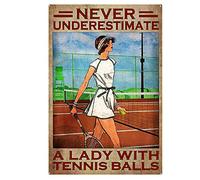AZOLID Plaque en métal vintage avec inscription « Never Underestimate A Lady with Tennis Balls » - 14 x 20 cm