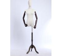 B3T-G, le haut du corps et la tête sont recouverts de tissu. Bras et doigts en bois réglables à volonté. Femme.