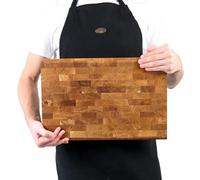 B4K Planche à Découper 45 × 30 cm - Bloc de Hachoir en Bois de Chêne avec Bords Arrondis - Antidérapant avec Pieds en Silicone et Poignées Encastrées - Idéal pour la Cuisine et le Barbecue
