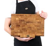 B4K Planche à Découper 45 × 30 cm en Bois de Chêne avec Support et Bords Arrondis - Antidérapant avec Pieds en Silicone et Poignées Encastrées - Idéal pour la Cuisine et le Barbecue