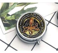 bab Boîte à médicaments compacte à 3 compartiments pour poche ou sac à main, boîte à pilules décorative avec boîte cadeau Hars H.P. Lovecraft Cthulhu R'Lyeh The Pill Box