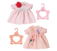 Baby Annabell Robe du jour pour poupées de 43 cm - 2 modèles assortis - Pour les petites mains, jeux créatifs, développent l’empathie & les aptitudes sociales, 3 ans + - Contient 1 robe & 1 cintre
