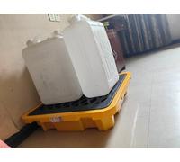 Bac de rétention industriel pour réservoirs d'huile, plateforme modulaire pour 1 fût pour laboratoires et supermarchés, palette en plastique à profil bas avec drain - 67,5 x 67,5 x 15 cm (26