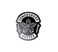 Badge à épingle en émail Stranger Things (motif Demogorgon Hunter) - 10,7 cm x 6,7 cm x 1 cm - Excellent cadeau Stranger Things - Produit officiel Stranger Things, taille unique, Émail, métal, argent, Pas de gemme