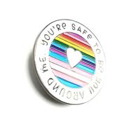 Badge à épingle en métal émaillé avec inscription « You're Safe To Be You Around Me » LGBT Gay Bi Lesbian Trans Inclusiveness Inclusiveness and Understanding Ally, Métal