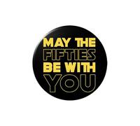 Badge à épingle « Happy Birthday » - Cadeau d'anniversaire pour homme - May The Fifties Be With You - Badge imprimé brillant en noir et jaune - Disponible en 50 mm, 59 mm, 75 mm, 59 mm Large, Métal