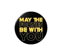 Badge à épingle « Happy Birthday » - Cadeau de 40e anniversaire pour homme - May The Forties Be With You - Badge imprimé brillant en noir et jaune - Disponible en 50 mm, 59 mm, 75 mm, 59 mm Large