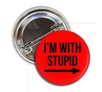 Badge humoristique avec inscription « I'm With Stupid » de 3,8 cm - Flèche pointant vers la droite - Fabriqué aux États-Unis, Métal, Métal.