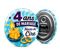 Badgmania Décapsuleur Aimanté 4 Ans de Mariage - Noces de Cire - Cadeau Homme Original Rigolo - Ouvre-Bouteille Aimant Frigo Coloré - Fabriqué en France - Ø 59 mm