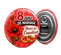 Badgmania Décapsuleur Aimanté 8 Ans de Mariage - Noces de Coquelicot - Cadeau Homme Original Rigolo - Ouvre-Bouteille Aimant Frigo Coloré - Fabriqué en France - Ø 59 mm