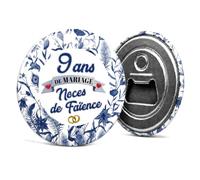 Badgmania Décapsuleur Aimanté 9 Ans de Mariage - Noces de Faïence - Cadeau Homme Original Utile - Ouvre-Bouteille Magnet Frigo - Fabriqué en France - Ø 59 mm
