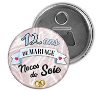 Badgmania Décapsuleur Magnet Aimant | Anniversaire 12 Ans de Mariage Noces de Soie | Diamètre 5.9cm | Anneaux Mariage | Ouvre Bouteille Réfrigérateur