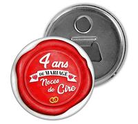 Badgmania Décapsuleur Magnet Aimant | Anniversaire 4 Ans de Mariage Noces de Cire | Diamètre 5.9cm | Anneaux Mariage | Ouvre Bouteille Réfrigérateur