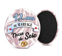 Badgmania Magnet Aimant 12 Ans de Mariage - Noces de Soie - Idée Cadeau Original Couple - Aimant Réfrigérateur Souvenir - Fabriqué en France - Ø 38 mm