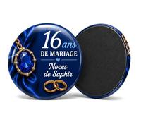 Badgmania Magnet Aimant 16 Ans de Mariage - Noces de Saphir - Cadeau Romantique Couple Élégant - Souvenir Anniversaire Raffiné - Fabriqué en France - Ø 38 mm