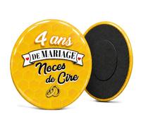 Badgmania Magnet Aimant 4 Ans de Mariage - Noces de Cire - Cadeau Anniversaire Mariage Sympa - Aimant Frigo Souvenir Couple - Fabriqué en France - Ø 59 mm