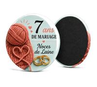 Badgmania Magnet Aimant 7 Ans de Mariage - Noces de Laine - Cadeau Romantique Couple Élégant - Souvenir Anniversaire Raffiné - Fabriqué en France - Ø 38 mm