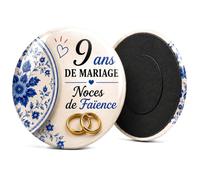 Badgmania Magnet Aimant 9 Ans de Mariage - Noces de Faïence - Cadeau Romantique Couple Élégant - Souvenir Anniversaire Raffiné - Fabriqué en France - Ø 59 mm