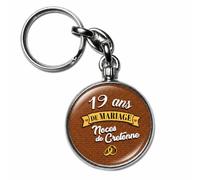 BADGMANIA Porte-clés Métal 19 ans de Mariage - Noces de Cretonne - Idée Cadeau Original Couple - Souvenir à Emporter Partout - Logo 33 mm 2 Faces - Fabriqué en France