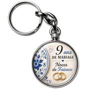 BADGMANIA Porte-clés Métal 9 ans de Mariage - Noces de Faïence - Cadeau Couple Romantique Anniversaire - Souvenir à Emporter - Logo 33 mm 2 Faces - Fabriqué en France