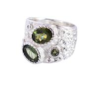 Bague en forme de moldavite argentée 6 x 8 mm avec lunette verte ovale à facettes et accents ronds texturés en argent sterling fait à la main, O1/2,56(17.80), Pierre précieuse, Moldavite