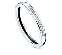 Bague en or blanc 9 carats avec zircon cubique baguette dans un canal d'une largeur maximale de 2,2 mm. 51