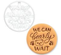 BAKERLOGY Emporte-pièce « We Can Bearly Wait » - Design annonce bébé en écriture cursive avec empreintes de pattes d’ours, pour biscuits d’annonce de grossesse, pâtisserie baby shower, gender reveal