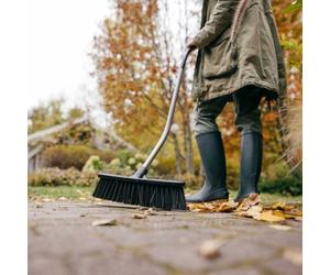 BALAI DE JARDIN ERGONOMIC MANCHE COURBE FISKARS - 1077114