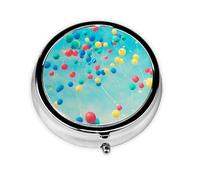 Ballons colorés bleu ciel. Ce petit pilulier de voyage rond à trois compartiments est parfait pour stocker des médicaments quotidiens, des vitamines et en déplacement.