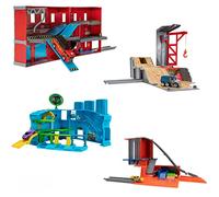 BANDAI - Micro Machines - Coffret Mini Univers - 4 Univers différents avec Un véhicule Exclusif Inclus - Caserne Pompier, Chantier, Station Lavage Auto ou Garage - Modèle aléatoire - JW0032