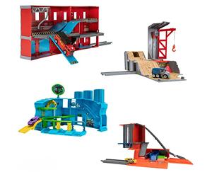 BANDAI - Micro Machines - Coffret Mini Univers - 4 Univers différents avec Un véhicule Exclusif Inclus - Caserne Pompier, Chantier, Station Lavage Auto ou Garage - Modèle aléatoire - JW0032