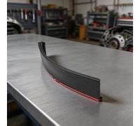 Bande de protection pour cadre de fenêtre avec bord d'attaque biseauté et canal interne pour gérer l'eau de pluie sous des charges de vent variables (4,3 x 100 cm)