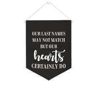Bannière en toile « Our Last Names May Not Match But Our Hearts Certainly Do » à suspendre au mur - Décoration murale pour salon, chambre à coucher, bureau, cadeaux de vacances - 30,5 x 40,6 cm