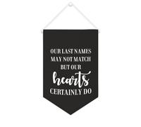 Bannière en toile « Our Last Names May Not Match But Our Hearts Certainly Do » à suspendre au mur - Décoration murale pour salon, chambre à coucher, bureau, cadeaux de vacances - 25,4 x 38,1 cm