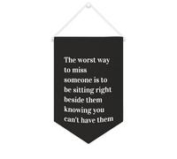 Bannière en toile « The Worst Way to Miss Someone Is to Be Sitting Right » - À suspendre au mur - Œuvre d'art décorative pour salon, chambre à coucher, bureau - Cadeau de vacances - 25,4 x 38,1 cm