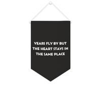 Bannière en toile « Years Fly by But The Heart Stays in The Same Place » - 25,4 x 38,1 cm - À suspendre au mur - Décoration murale pour chambre à coucher, chambre d'enfant