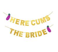 Bannière Enterrement de Vie de Jeune Fille Dorée - Guirlande Pailletée « Here Cums The Bride » avec Aubergines Violettes - Déco EVJF, Fiançailles & Soirée Célibataire
