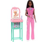 Barbie Baby Doctor Poupée Tendance avec Brune Portant des gommages Roses, 1 poupée bébé avec Accessoires et Meubles