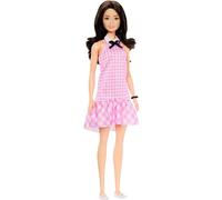 Barbie Barbie Fashionistas 224 Poupée avec cheveux noirs coiffés en brushing inversé, robe vichy rose et accessoires, poupée de collection 65ème anniversaire,HRH21