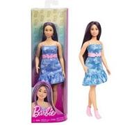 Barbie Barbie fashionistas Poupée atteinte de trisomie 21 avec cheveux violets, vêtue d’une robe sans bretelles en jean à imprimé papillons, d’une ceinture rose et de bottes, HYT89