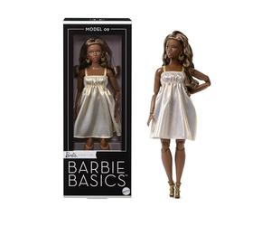 Barbie Basics Poupée Barbie de Collection modèle 09 avec Accessoires | Poupée brune en robe dorée et talons, mode universelle, corps articulé, dès 3 ans, JJX28