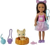 Barbie Chelsea Poupée et accessoires, poupée brunette avec jupe amovible avec imprimé saupoudres, chaton, lit pour animal de compagnie et plus encore