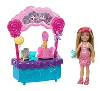 Barbie Chelsea Stand de Sucettes Coffret poupée avec 10 éléments de Jeu inspiré du Film and Stacie to The Rescue, HRM07