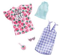 Barbie Clothes 2 Tenues Doll Incluent une robe a imprime aux fraises Une robe et un haut a carreaux et un sac a main decore et des lunettes de so