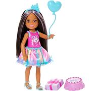 Barbie Club Chelsea Petite poupée Brune à mèches Violettes de 15 cm sur Le thème de l’Anniversaire, Robe colorée et 4 Accessoires de fête, JJB38