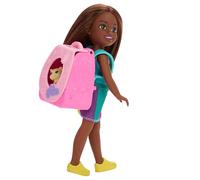 Barbie Coffret Sac à dos de jeu Chelsea Family & Friends avec poupée Chelsea brune et accessoires, dont un sac à dos avec chaton, une gourde et une pelote de laine, JBF45