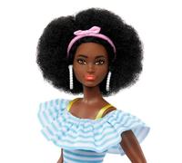 Barbie Day & Play Rollers Tendance, Poupee Mannequin avec des Rollers, Une Tenue Tendance, des Accessoires Et Un Chiot, Coupe Afro Naturelle Jouet Enfant, Dès 3 Ans, HPL77
