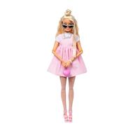 Barbie Deluxe Style Poupée Barbie en tenue tendance Barbiecore, avec chevelure blonde coiffée en chignon haut, robe rose pastel avec grand nœud et accessoires tels que des collants résille, HYV27